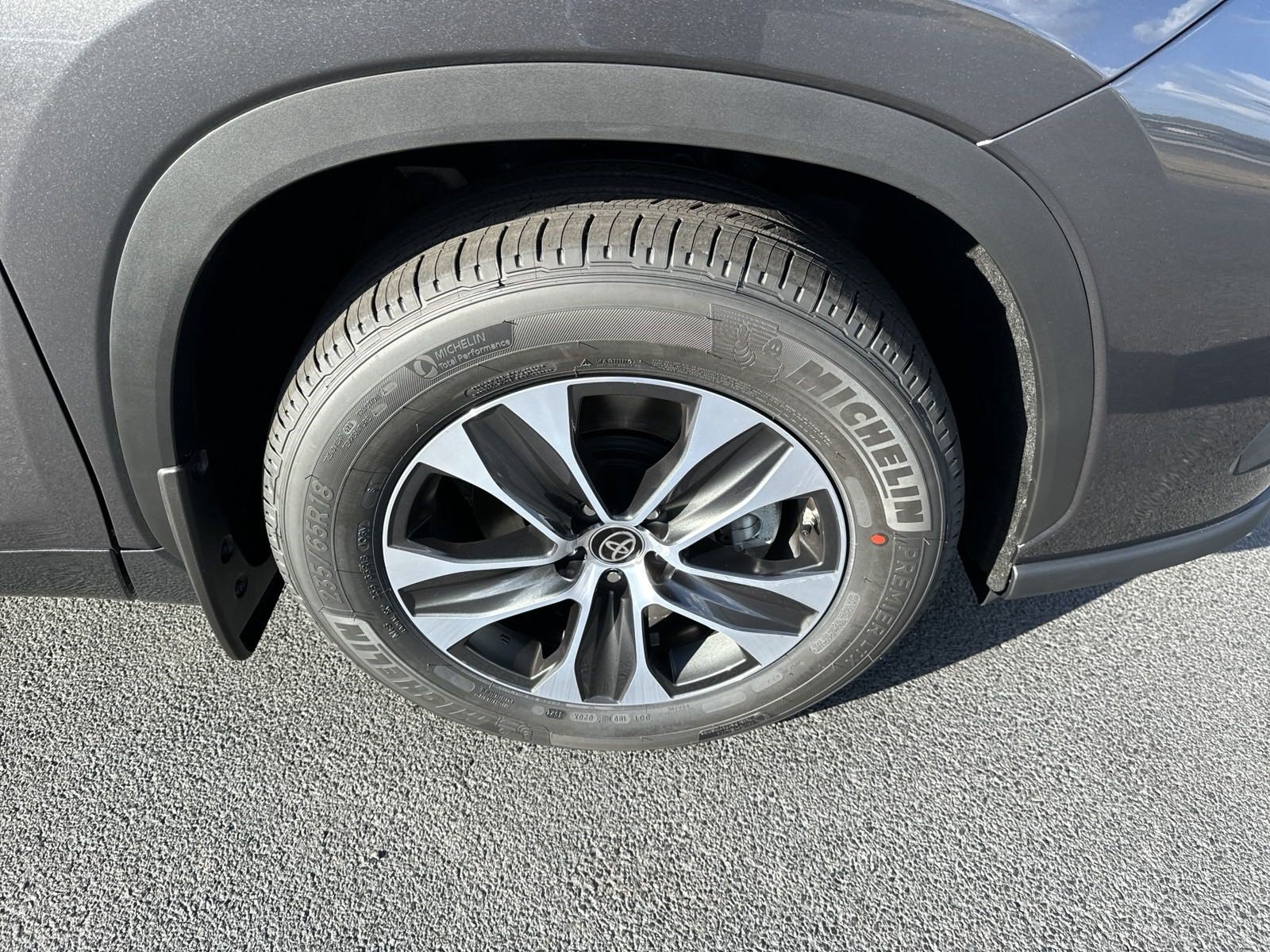 New 2025 Toyota Highlander XLE FWD image 10