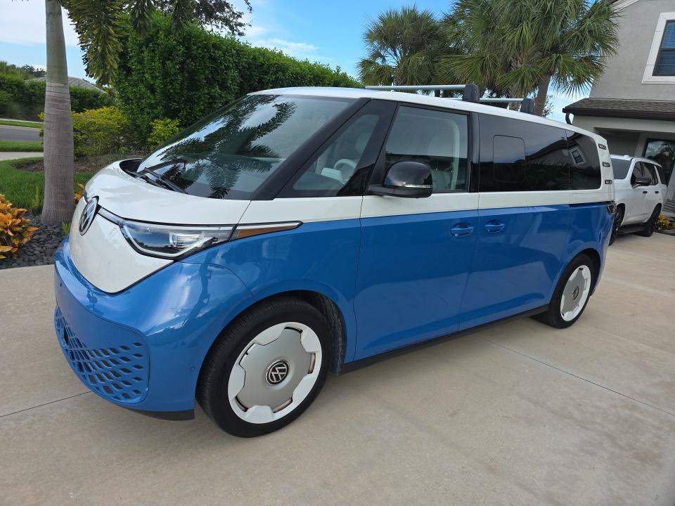 Used 2025 Volkswagen ID. Buzz 1st Edition RWD image 2