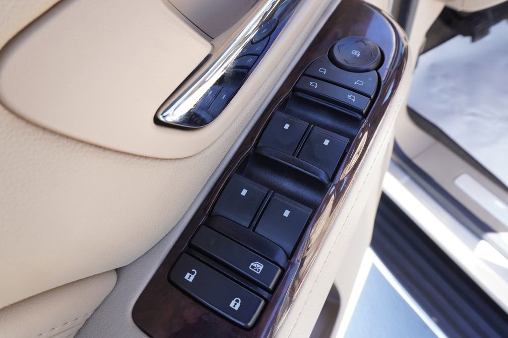 Used 2012 Cadillac Escalade Luxury AWD/4WD image 17