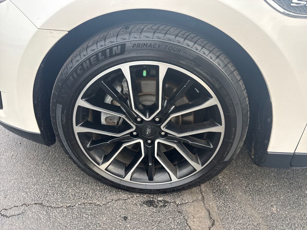 Used 2018 Ford Taurus SHO image 13