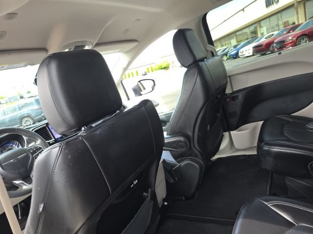 Used 2023 Chrysler Pacifica Touring-L FWD image 34