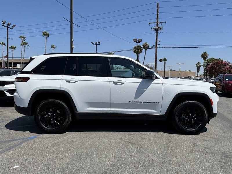 Used 2024 Jeep Grand Cherokee Altitude AWD/4WD image 10