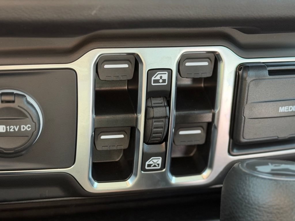 Used 2025 Jeep Wrangler Unlimited Sahara w/ Technology Group AWD/4WD image 14