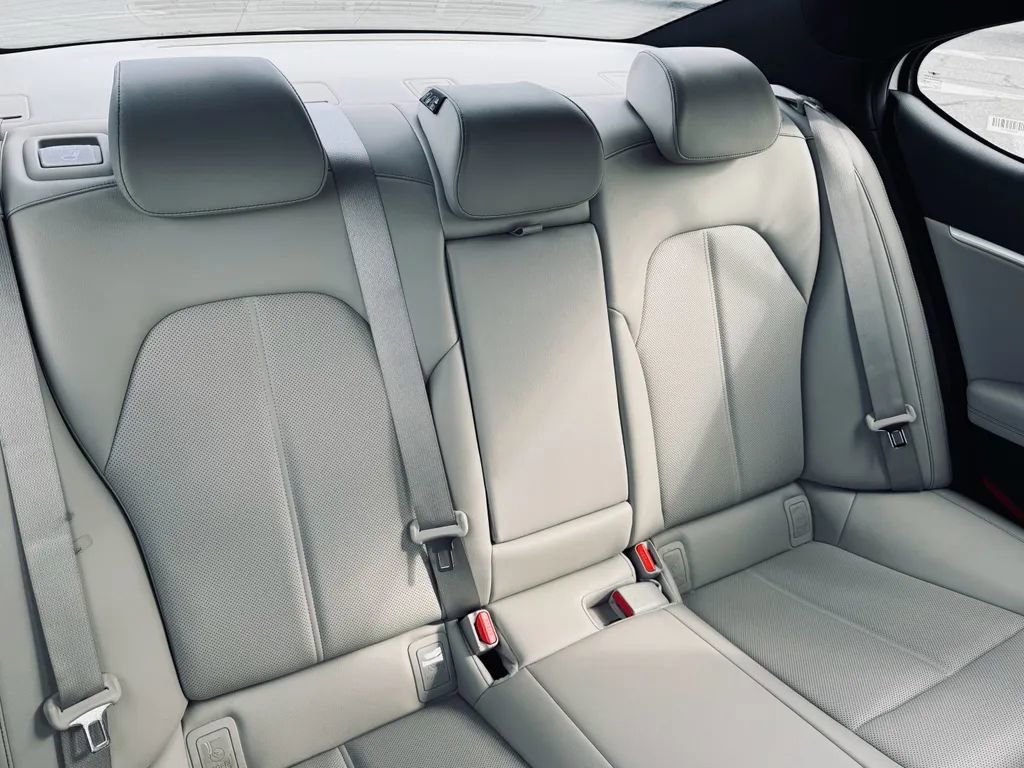 Used 2023 Genesis G70 2.0T image 25