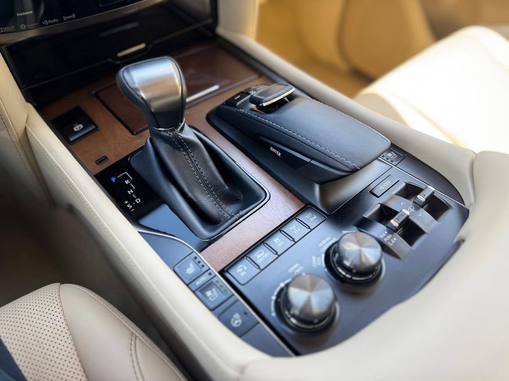 Used 2021 Lexus LX 570 4WD w/ Luxury Package image 16