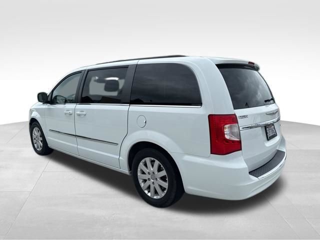 Used 2015 Chrysler Town & Country Touring image 6