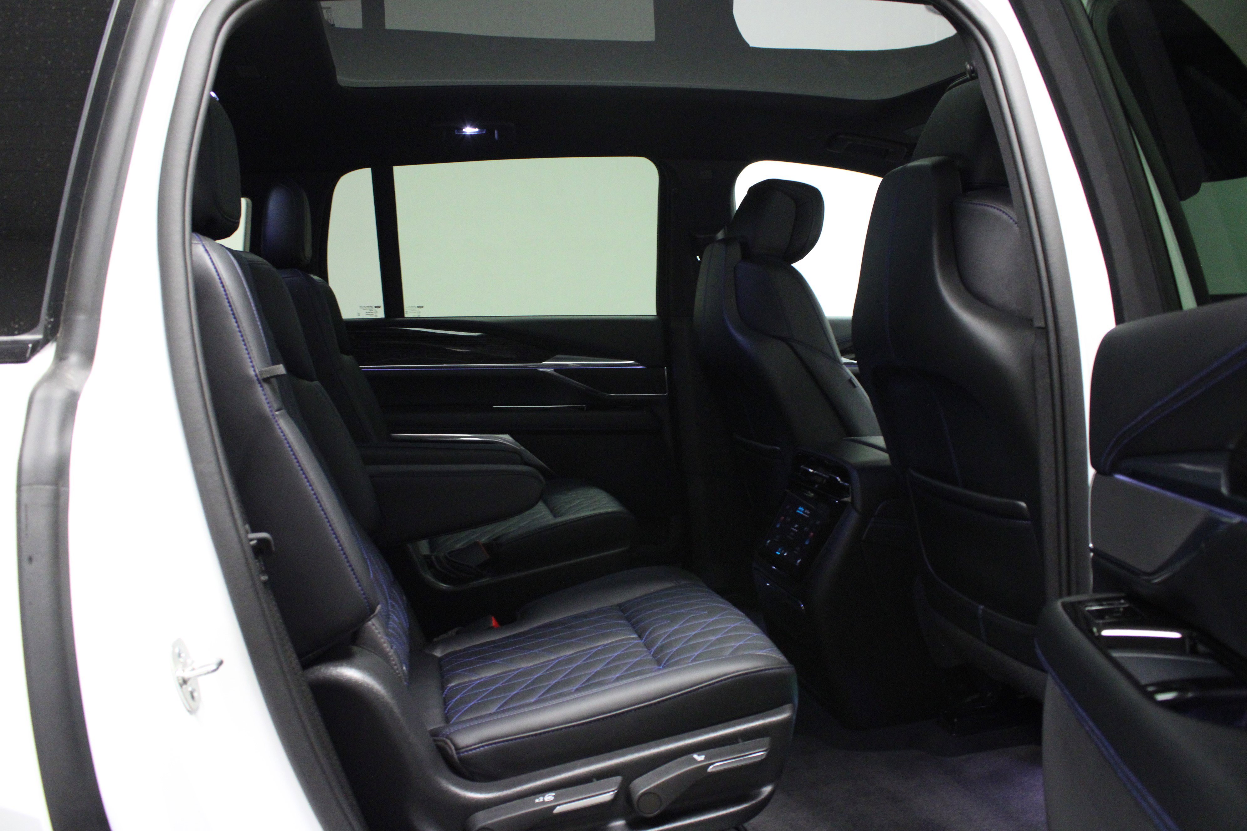 Used 2025 Cadillac Escalade IQ Luxury 1 AWD/4WD image 16