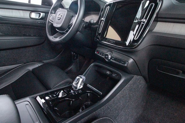 Certified 2025 Volvo XC40 B5 Plus image 23