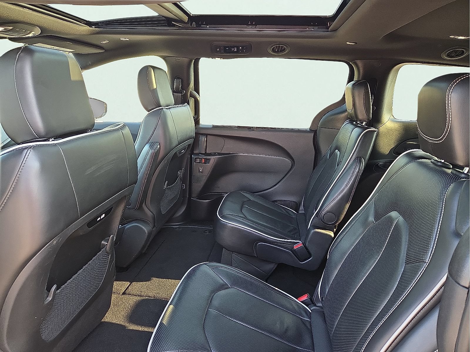 Used 2025 Chrysler Pacifica Limited FWD image 10