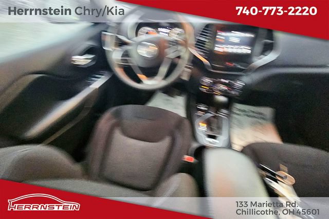 Used 2021 Jeep Cherokee Latitude w/ Mopar Interior Package AWD/4WD image 10