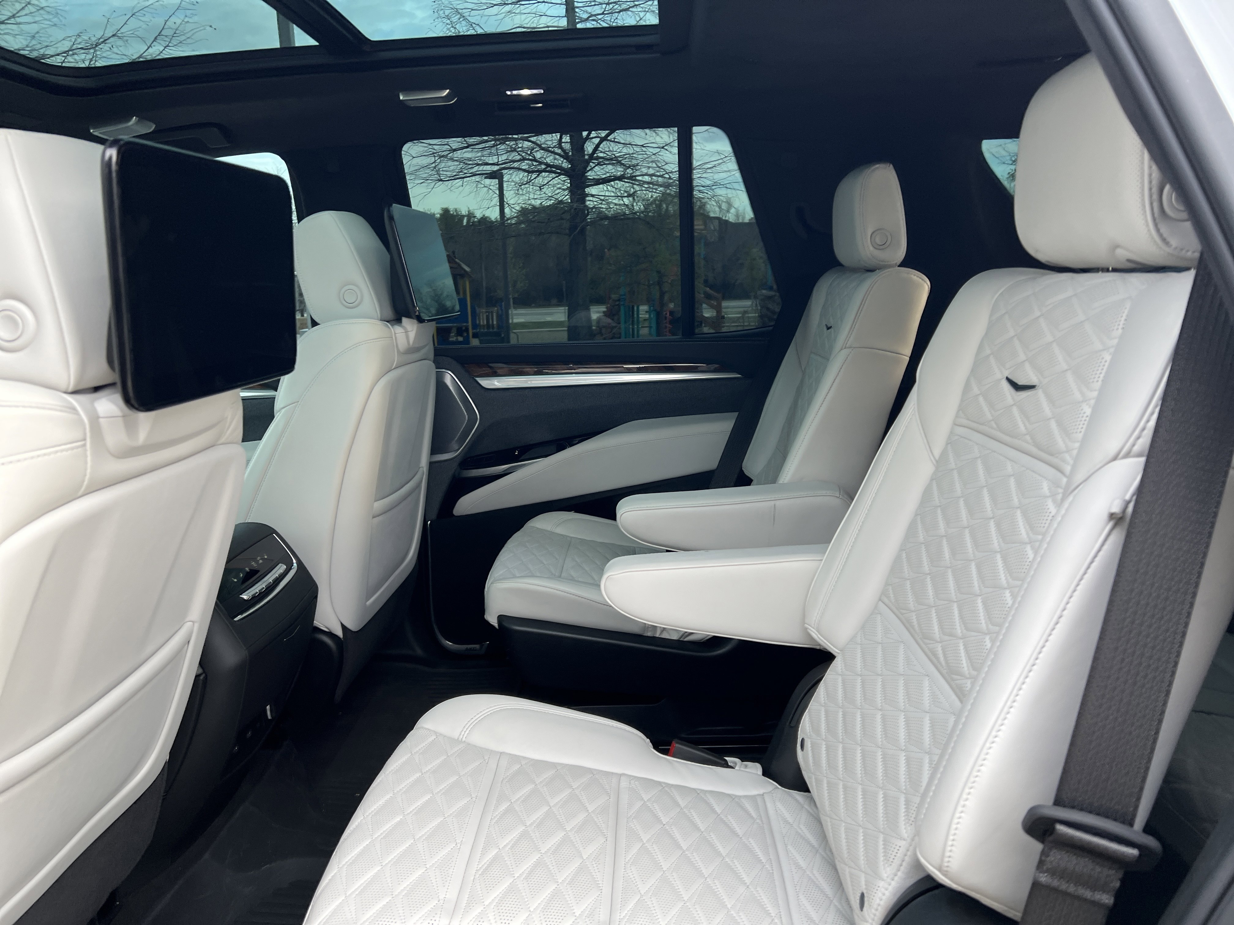 Used 2025 Cadillac Escalade Sport Platinum w/ LPO, ONYX Package AWD/4WD image 31
