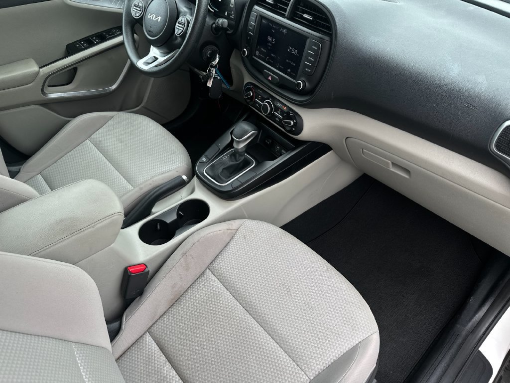 Used 2025 Kia Soul LX w/ LX Technology Package FWD image 15