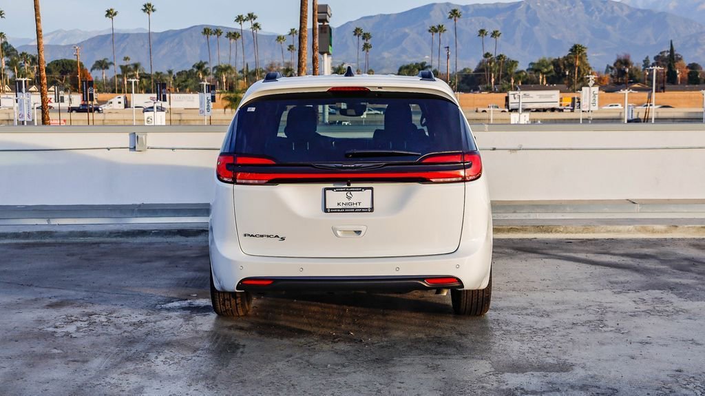 New 2026 Chrysler Pacifica Select w/ S Appearance Package image 8