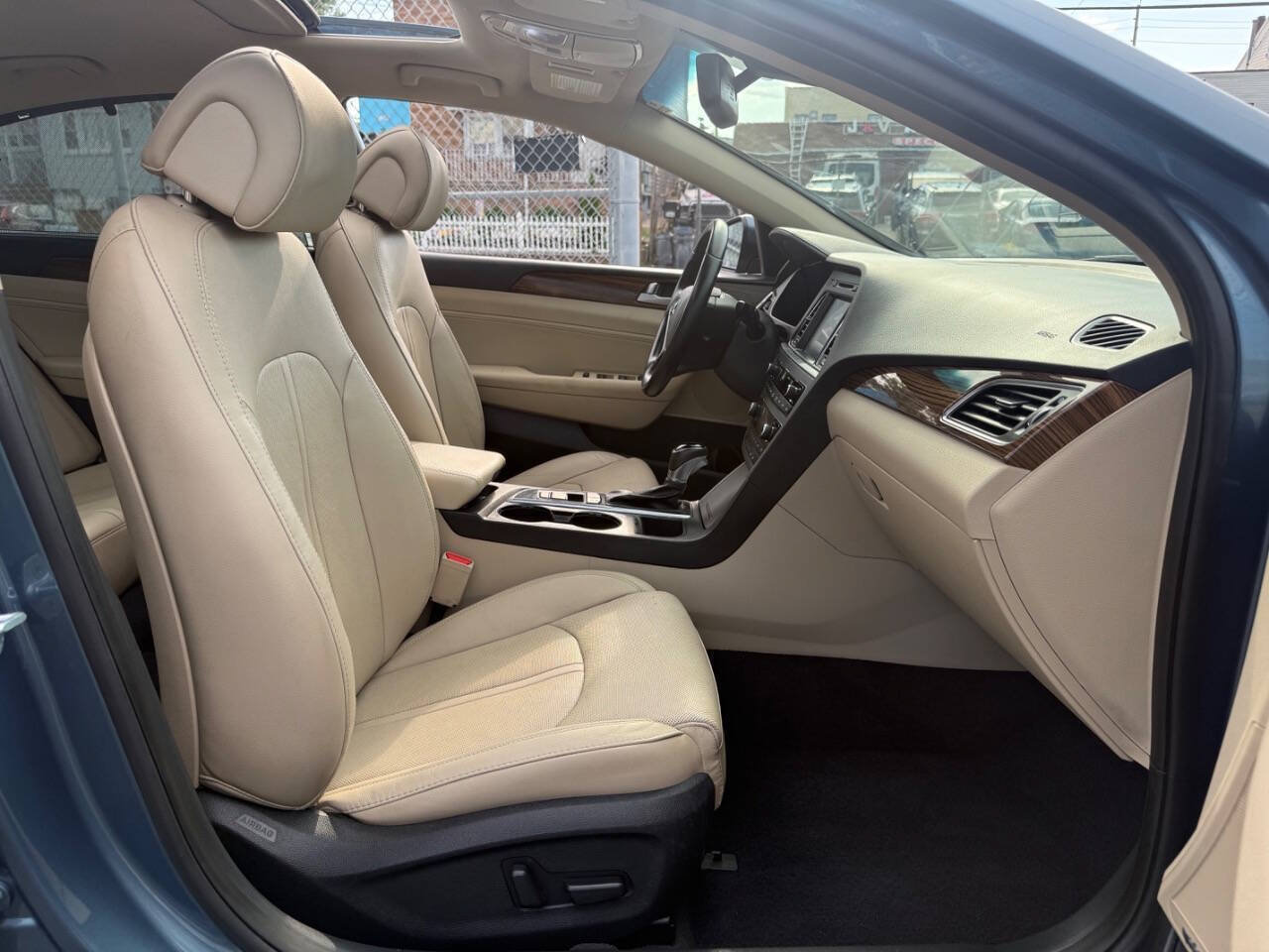 Used 2017 Hyundai Sonata Limited w/ Ultimate Package 04 FWD image 10