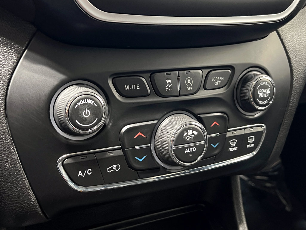 Used 2019 Jeep Cherokee Latitude Plus w/ Comfort/Convenience Group FWD image 24