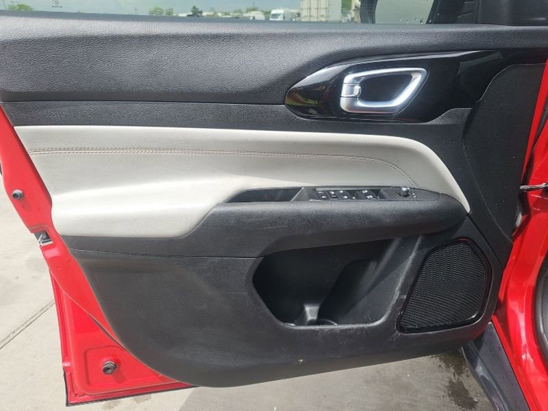 Used 2023 Jeep Compass Limited image 14