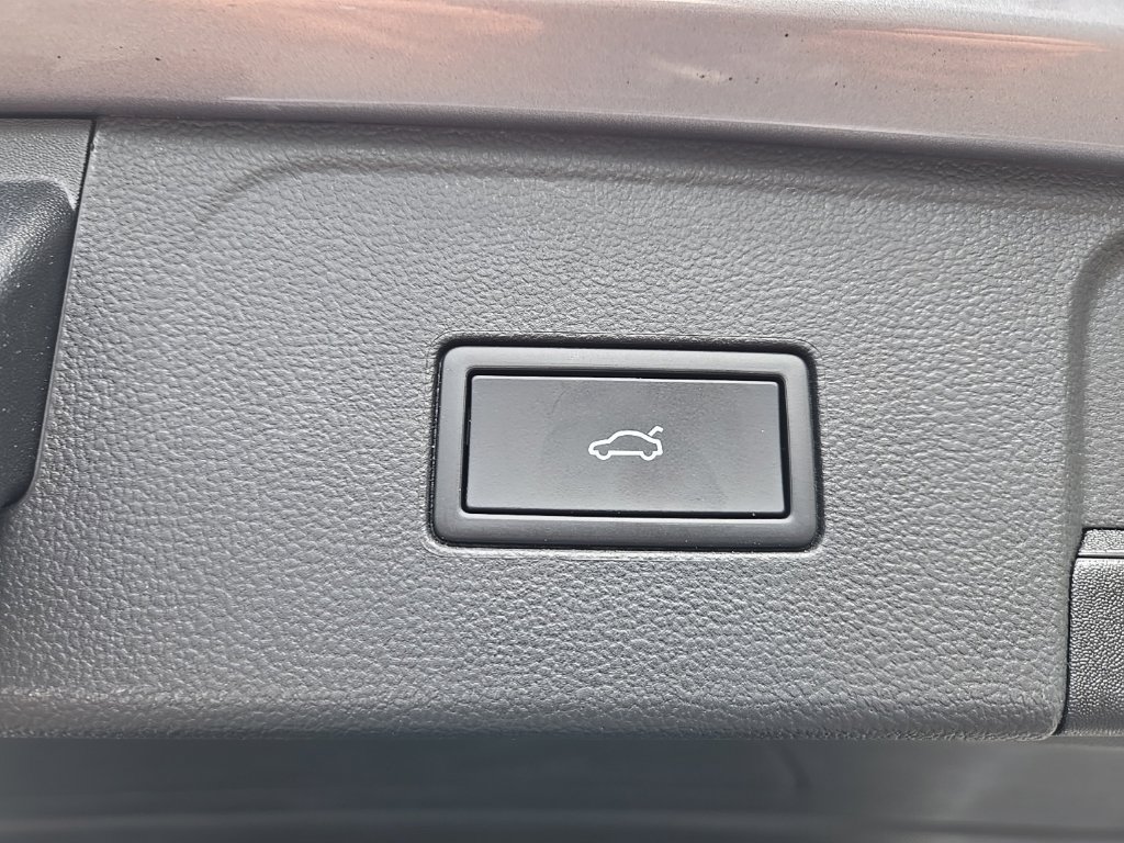 Used 2025 Volkswagen Atlas SE AWD/4WD image 16