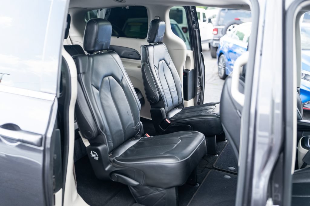 Used 2018 Chrysler Pacifica Limited w/ Tire & Wheel Group FWD image 14