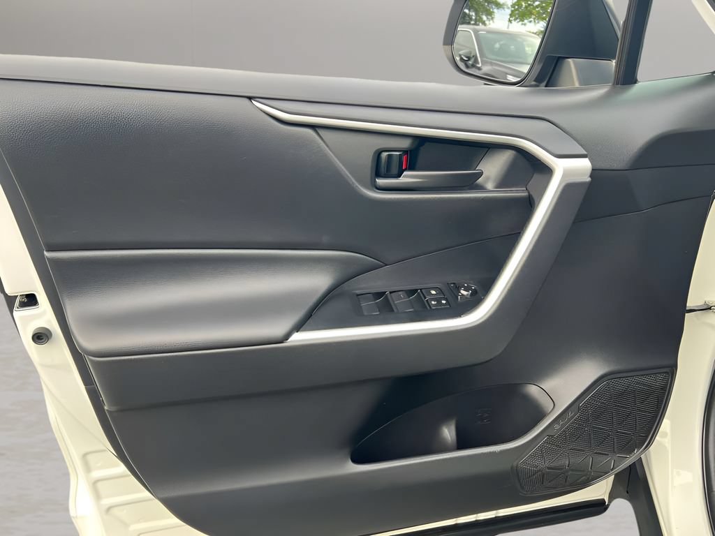 Used 2021 Toyota RAV4 LE AWD/4WD image 15