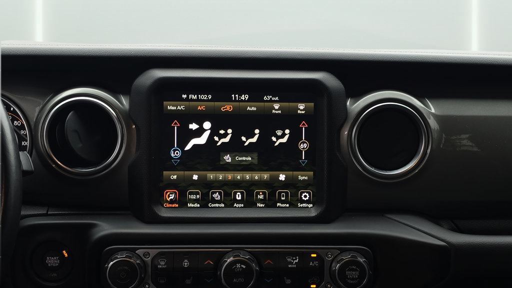 Used 2023 Jeep Wrangler Unlimited Sahara w/ Cold Weather Group AWD/4WD image 13