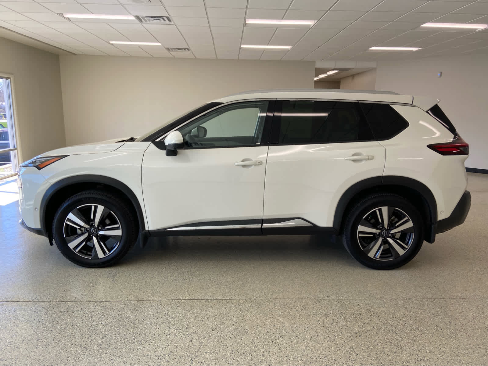 Used 2023 Nissan Rogue SL w/ SL Premium Package image 12