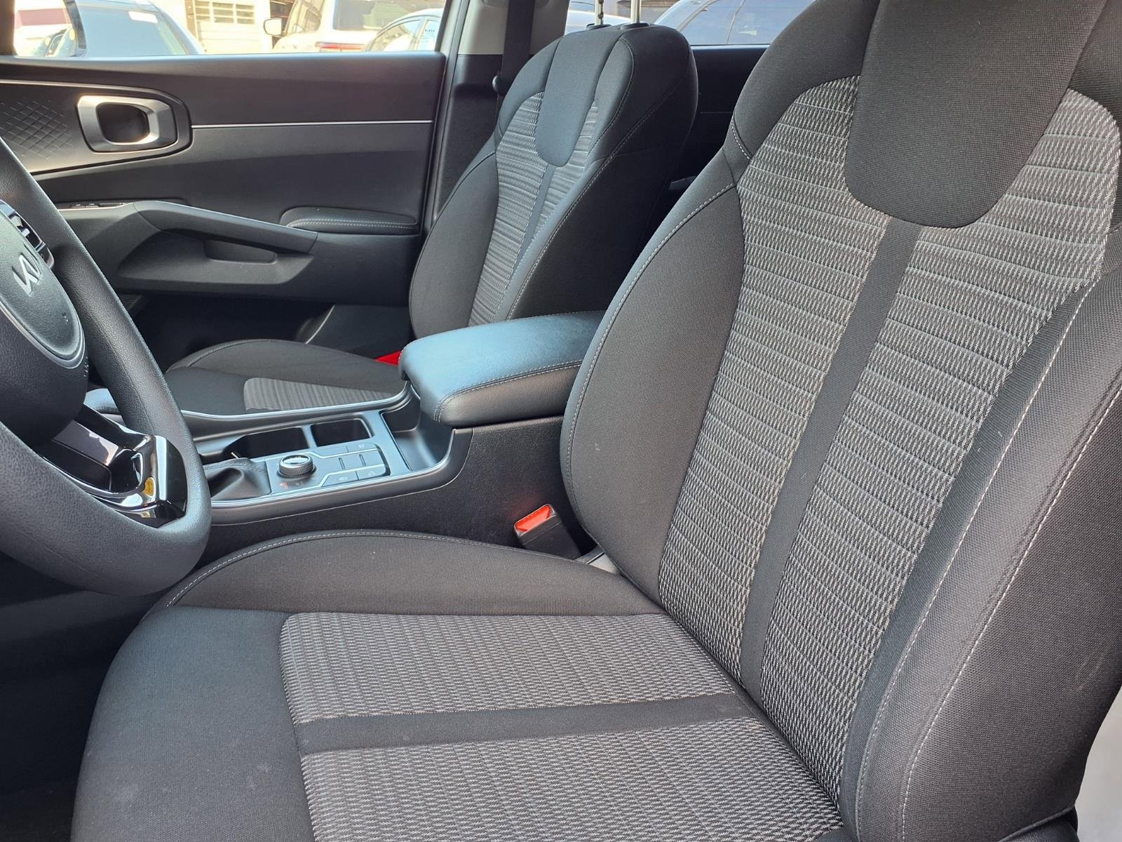 Used 2023 Kia Sorento LX image 3