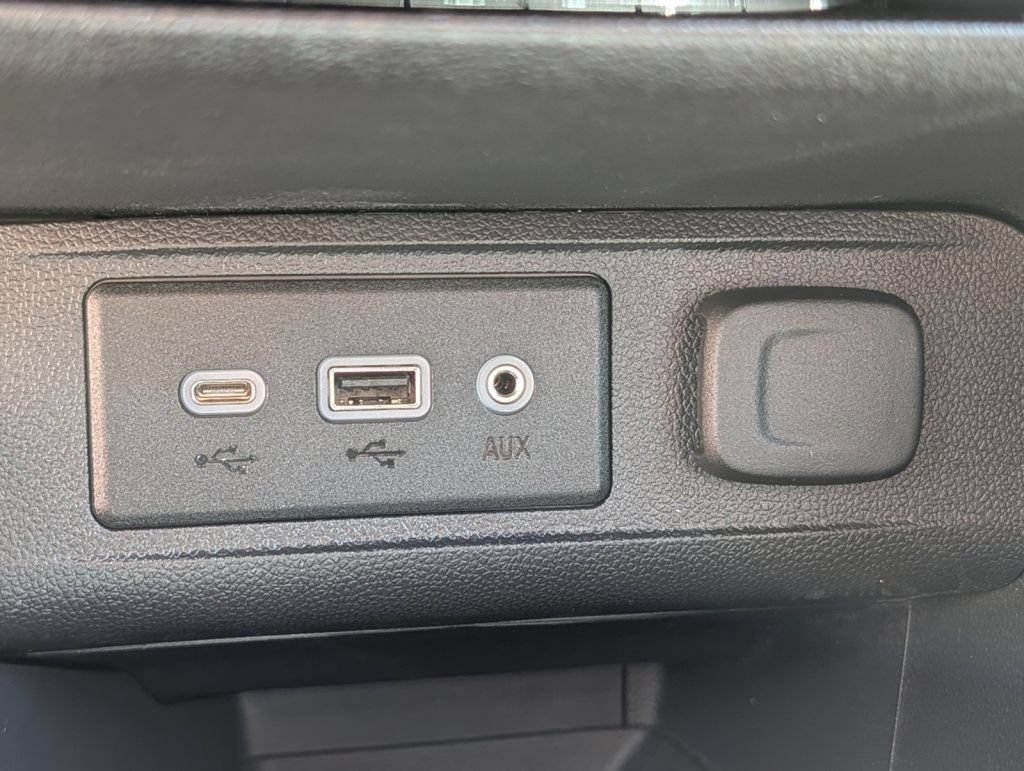 Used 2023 Buick Encore GX Essence w/ Experience Buick Package FWD image 40