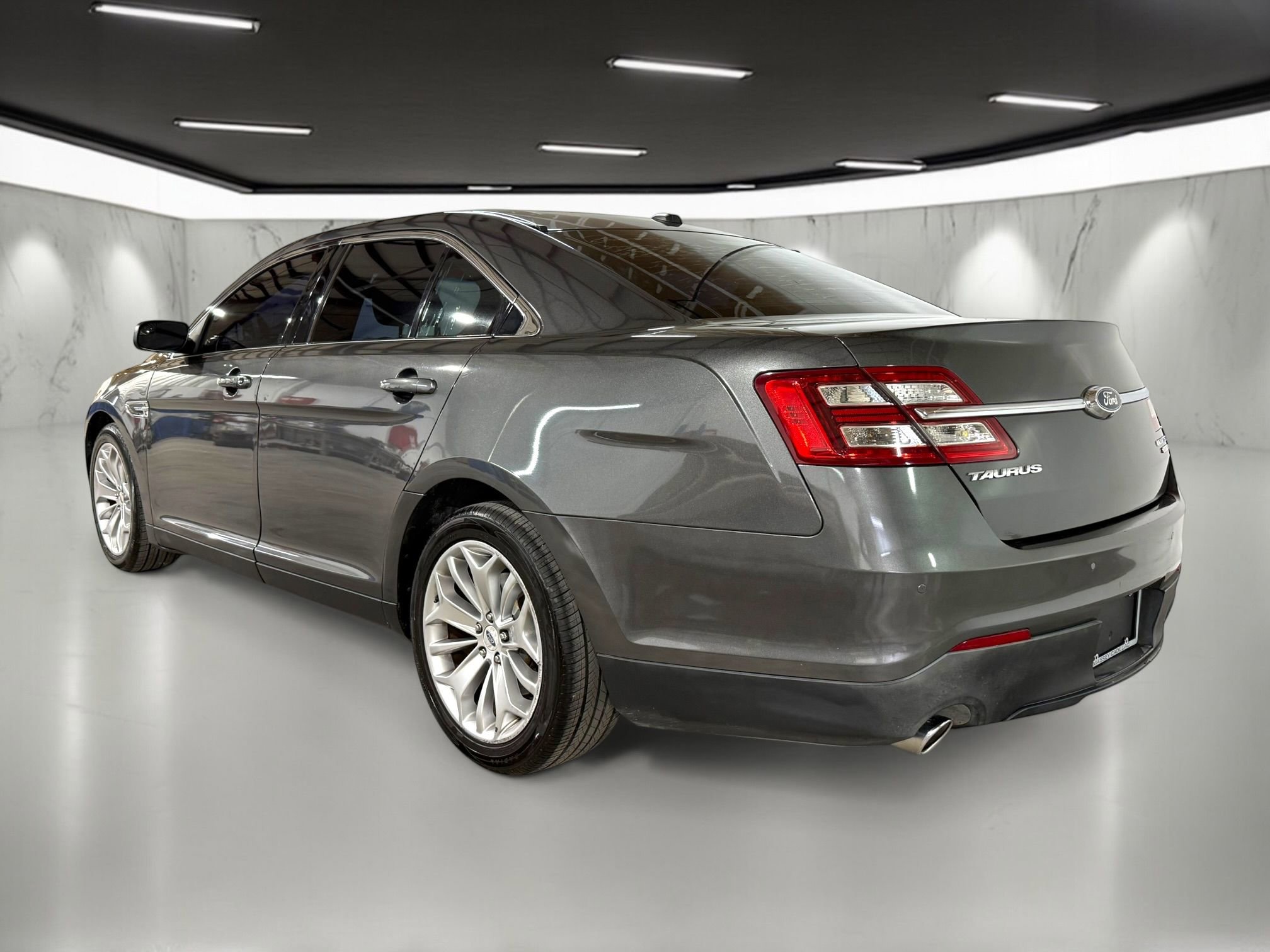 Used 2015 Ford Taurus Limited image 3