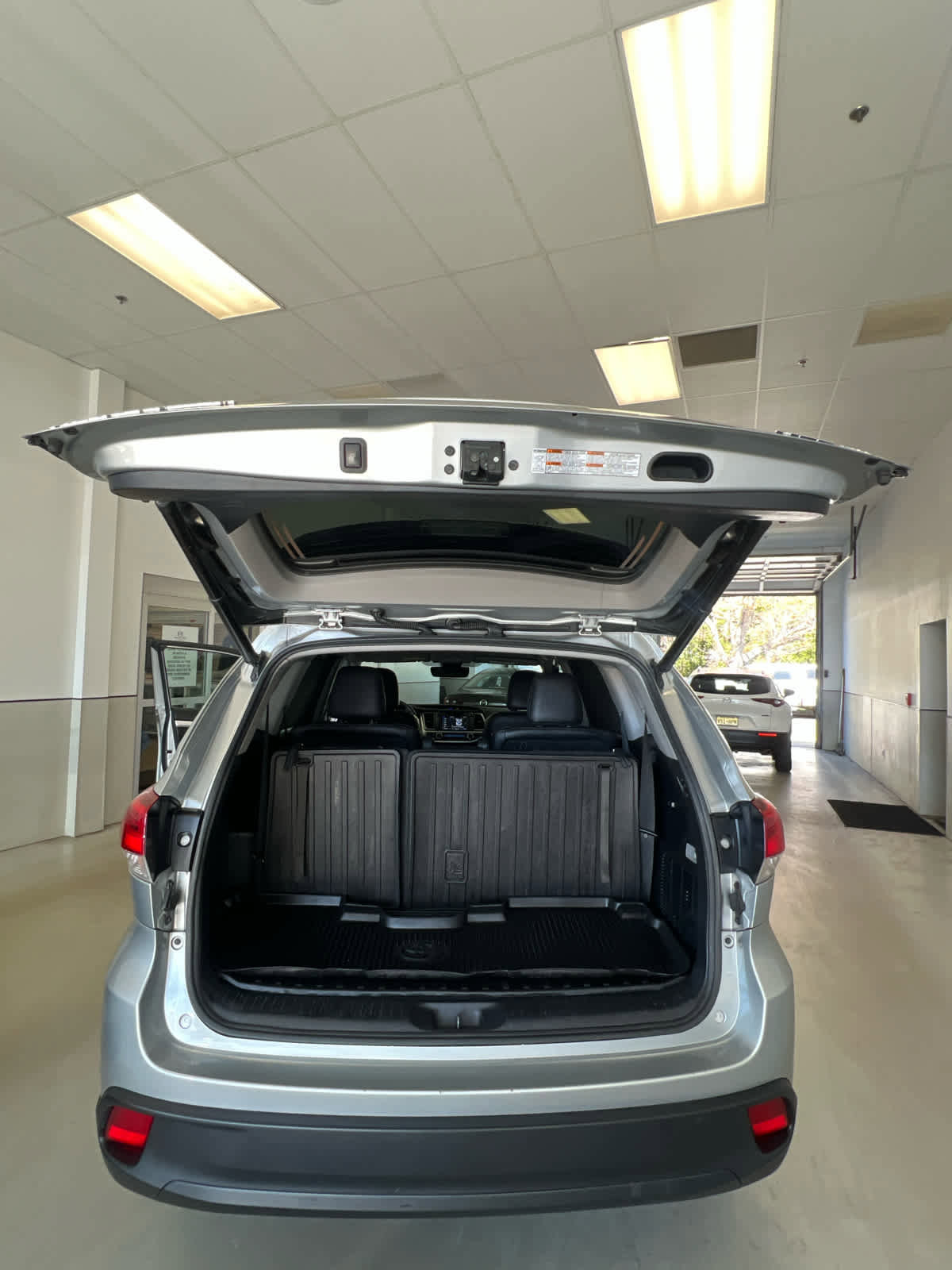 Used 2017 Toyota Highlander XLE AWD/4WD image 19