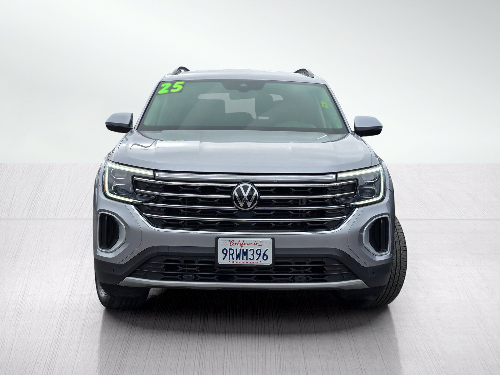 Used 2025 Volkswagen Atlas SE AWD/4WD image 2