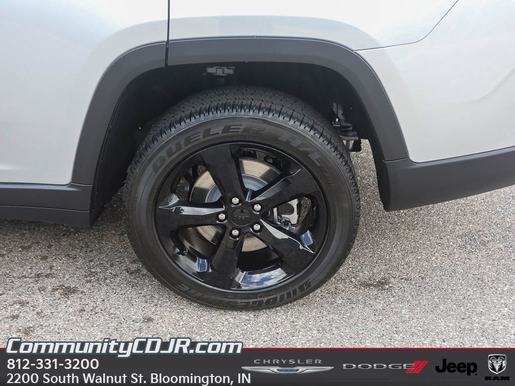 New 2025 Jeep Grand Cherokee L Altitude image 4
