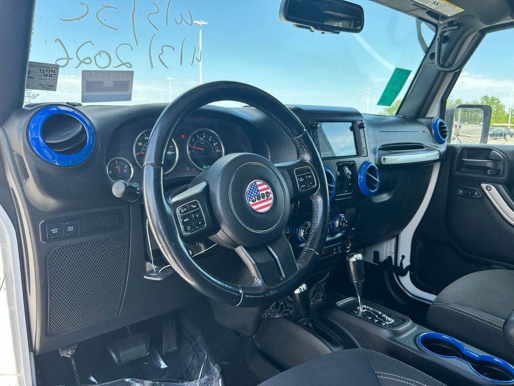 Used 2015 Jeep Wrangler Unlimited Rubicon w/ Connectivity Group AWD/4WD image 11