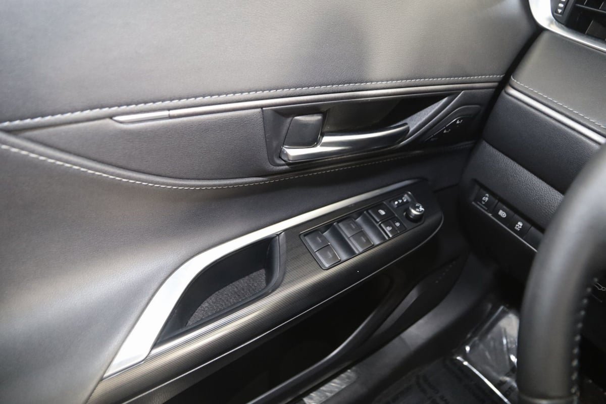 Used 2023 Toyota Venza XLE image 29