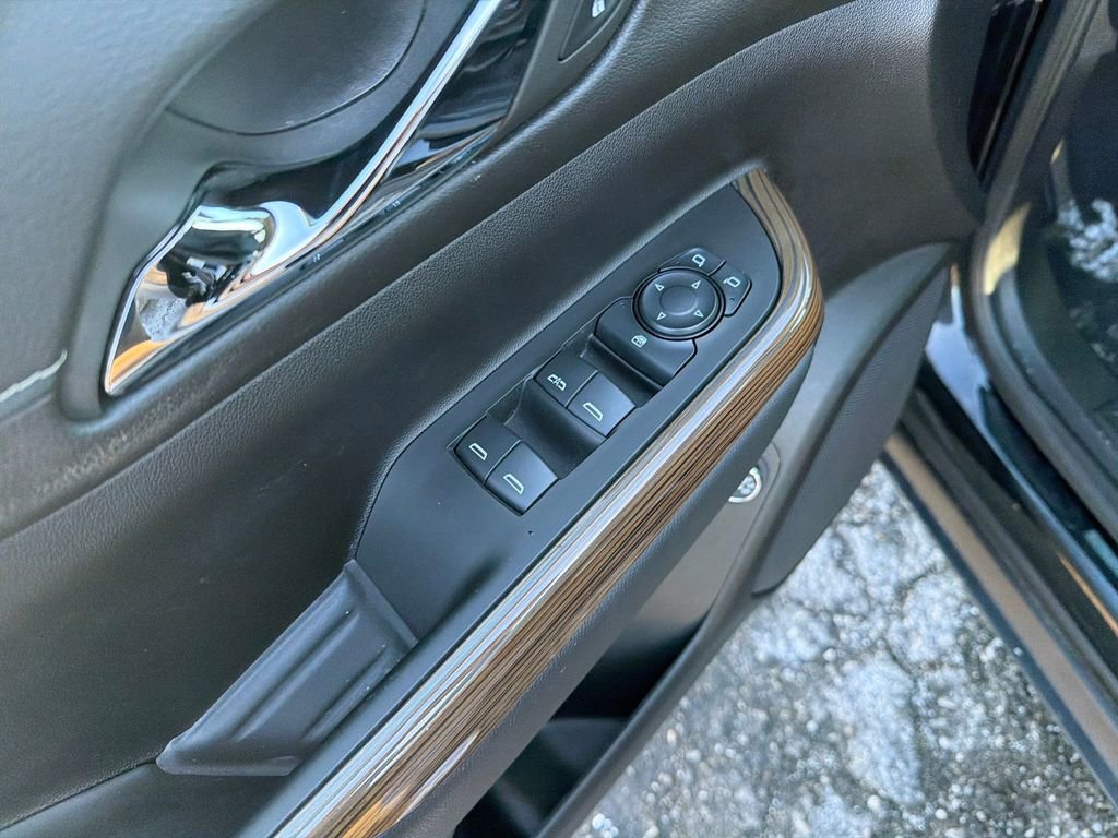 Used 2023 GMC Acadia SLE w/ Driver Convenience Package image 13