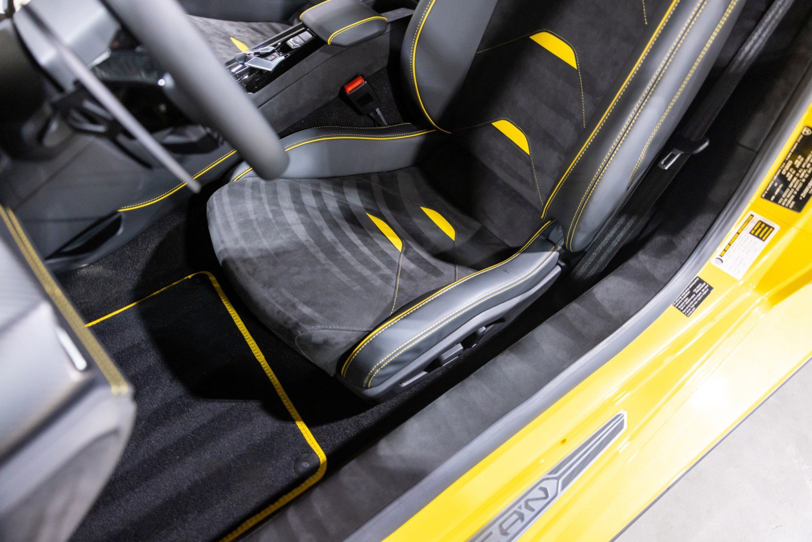 Used 2023 Lamborghini Huracan Tecnica RWD image 38
