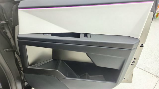 Used 2024 Tesla Cybertruck AWD Crew Cab image 21