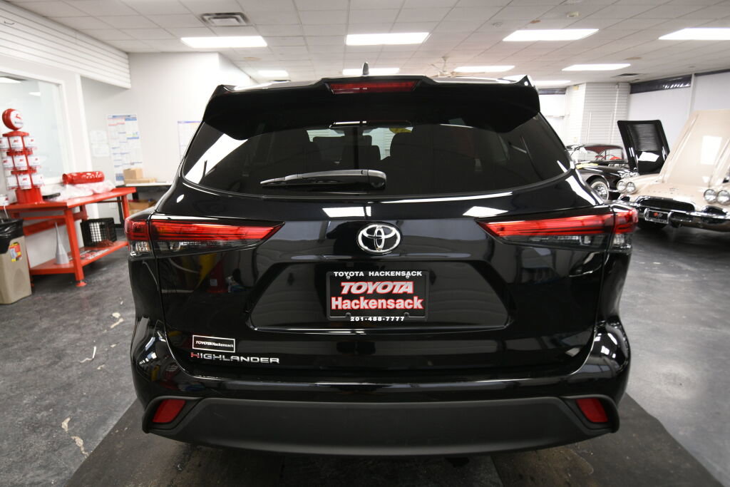 Certified 2023 Toyota Highlander L image 6