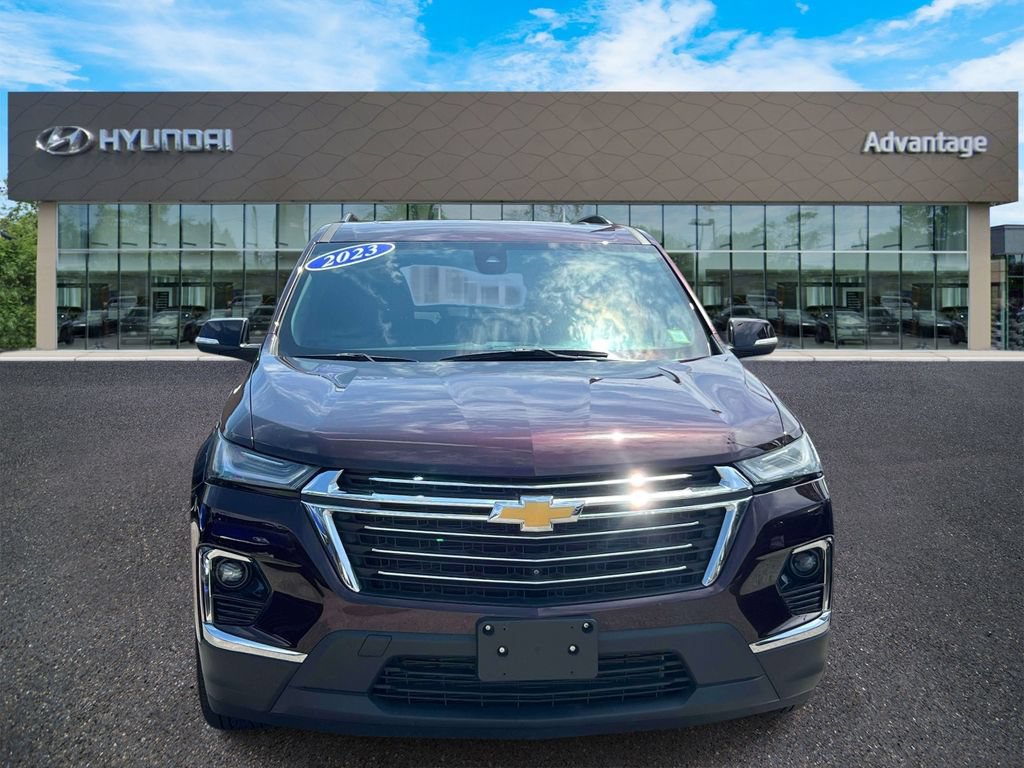 Used 2023 Chevrolet Traverse LT w/ LT Premium Package AWD/4WD image 2