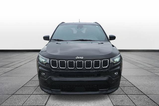 Used 2024 Jeep Compass Latitude AWD/4WD image 2