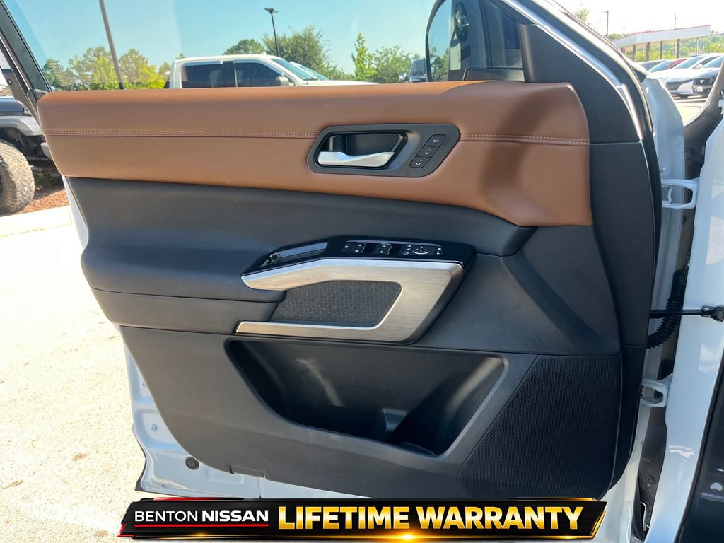 Used 2025 Nissan Pathfinder Platinum FWD image 12