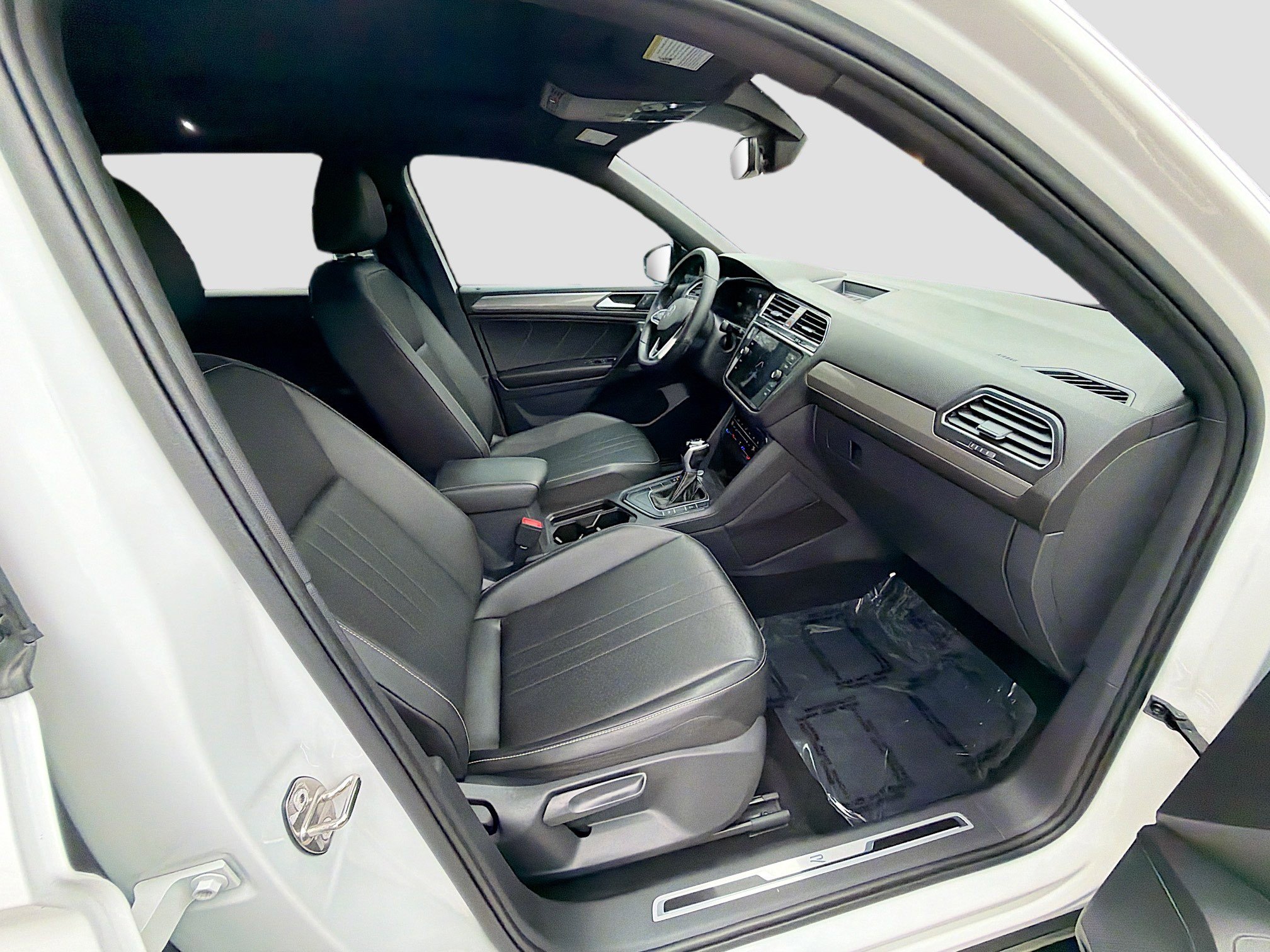 Used 2023 Volkswagen Tiguan SE R-Line image 32