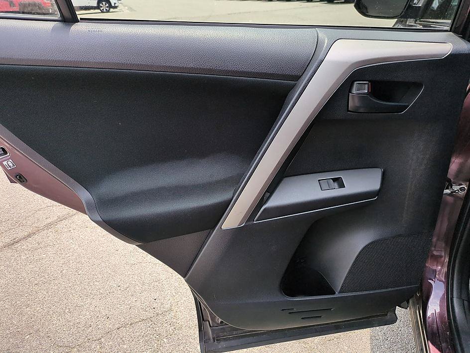 Used 2016 Toyota RAV4 LE FWD image 25