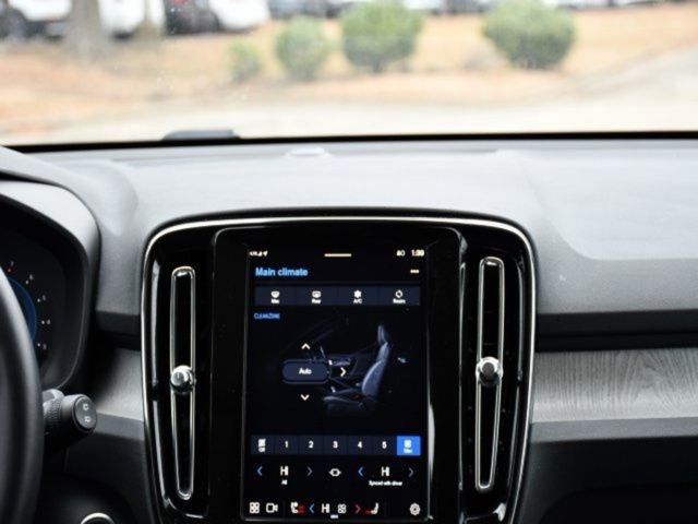 Certified 2025 Volvo XC40 B5 Core AWD/4WD image 23