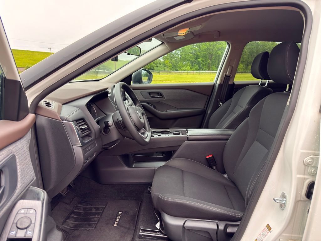 Used 2023 Nissan Rogue S AWD/4WD image 17