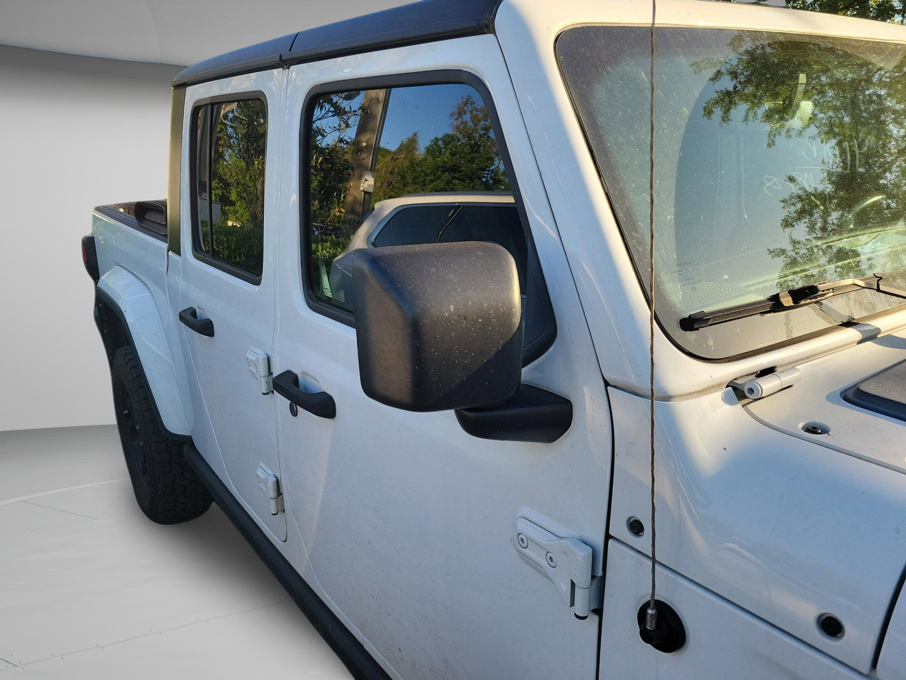 Used 2022 Jeep Gladiator Willys image 9