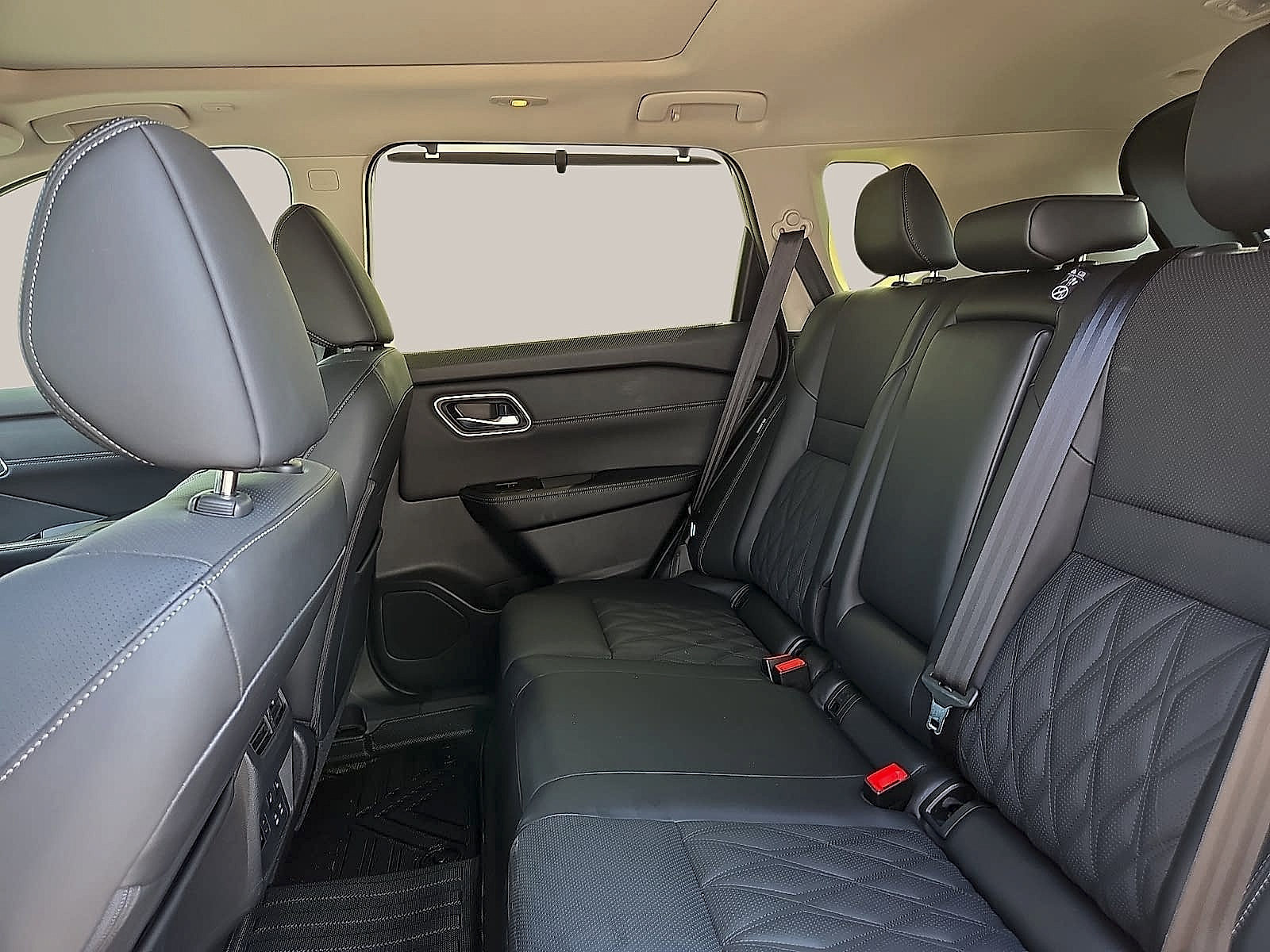 Used 2025 Nissan Rogue Platinum w/ Platinum Premium Package FWD image 9