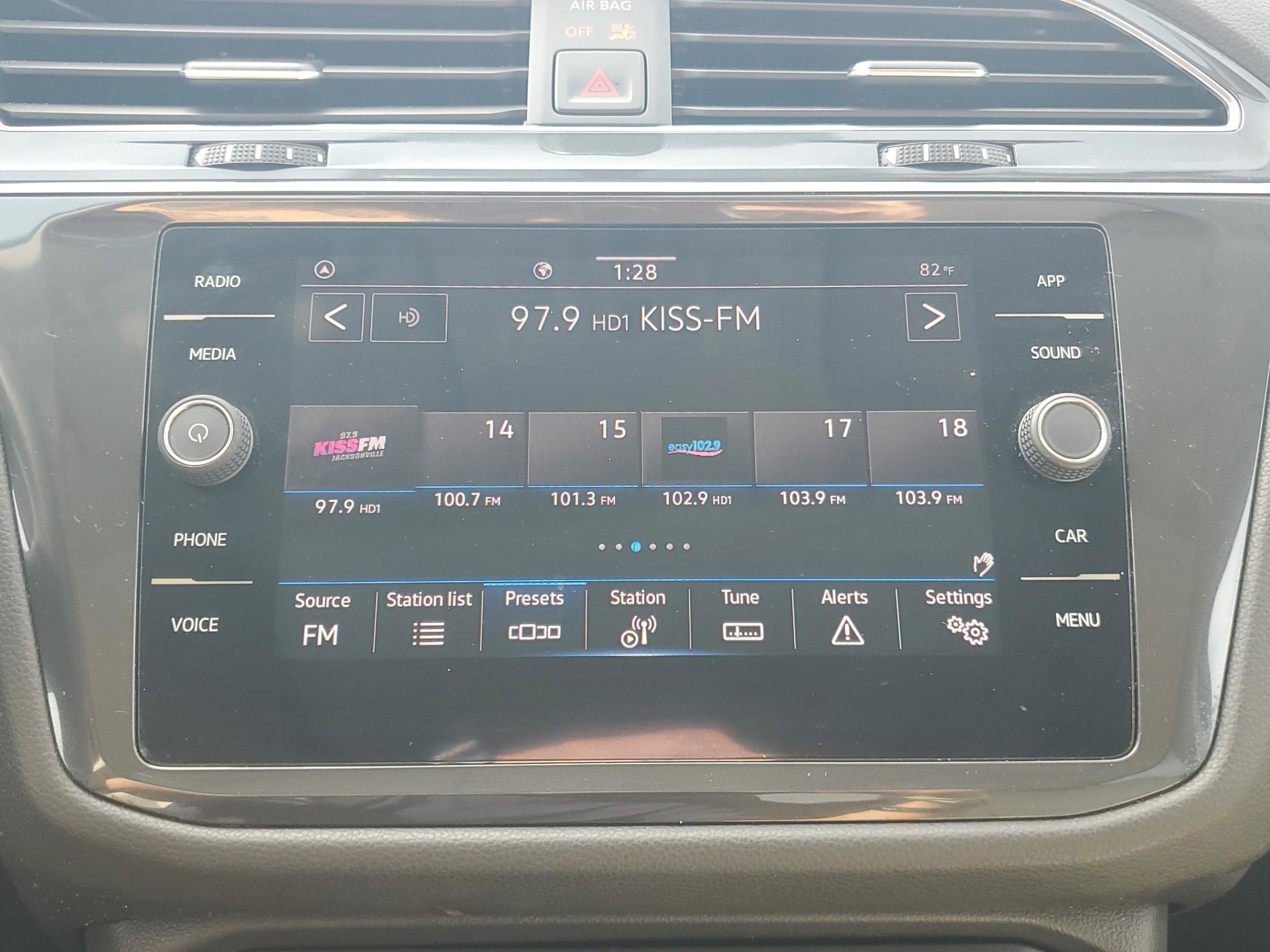 Used 2021 Volkswagen Tiguan SE image 22