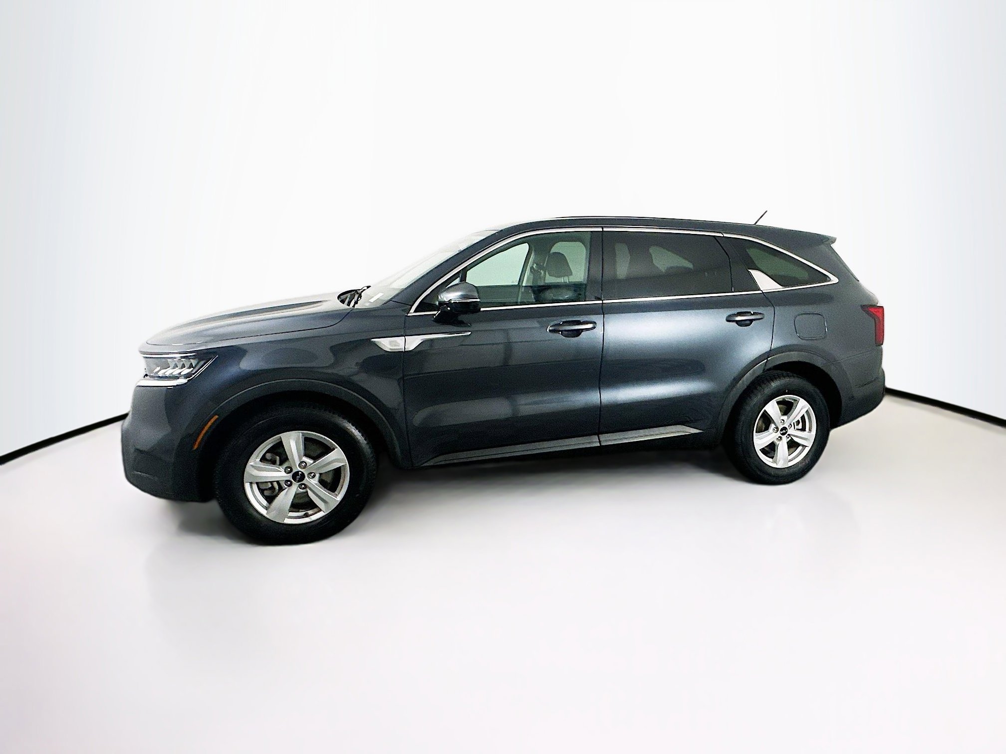 Used 2023 Kia Sorento LX image 4