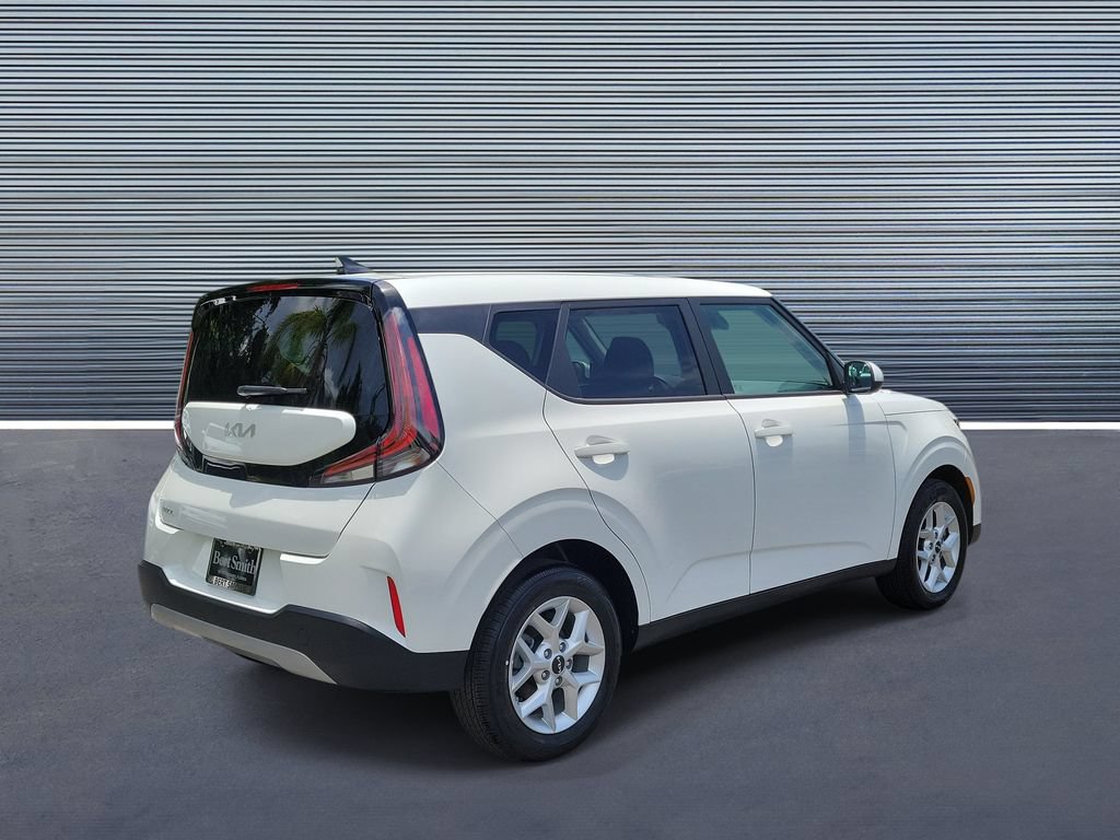 Used 2025 Kia Soul LX w/ LX Technology Package FWD image 3