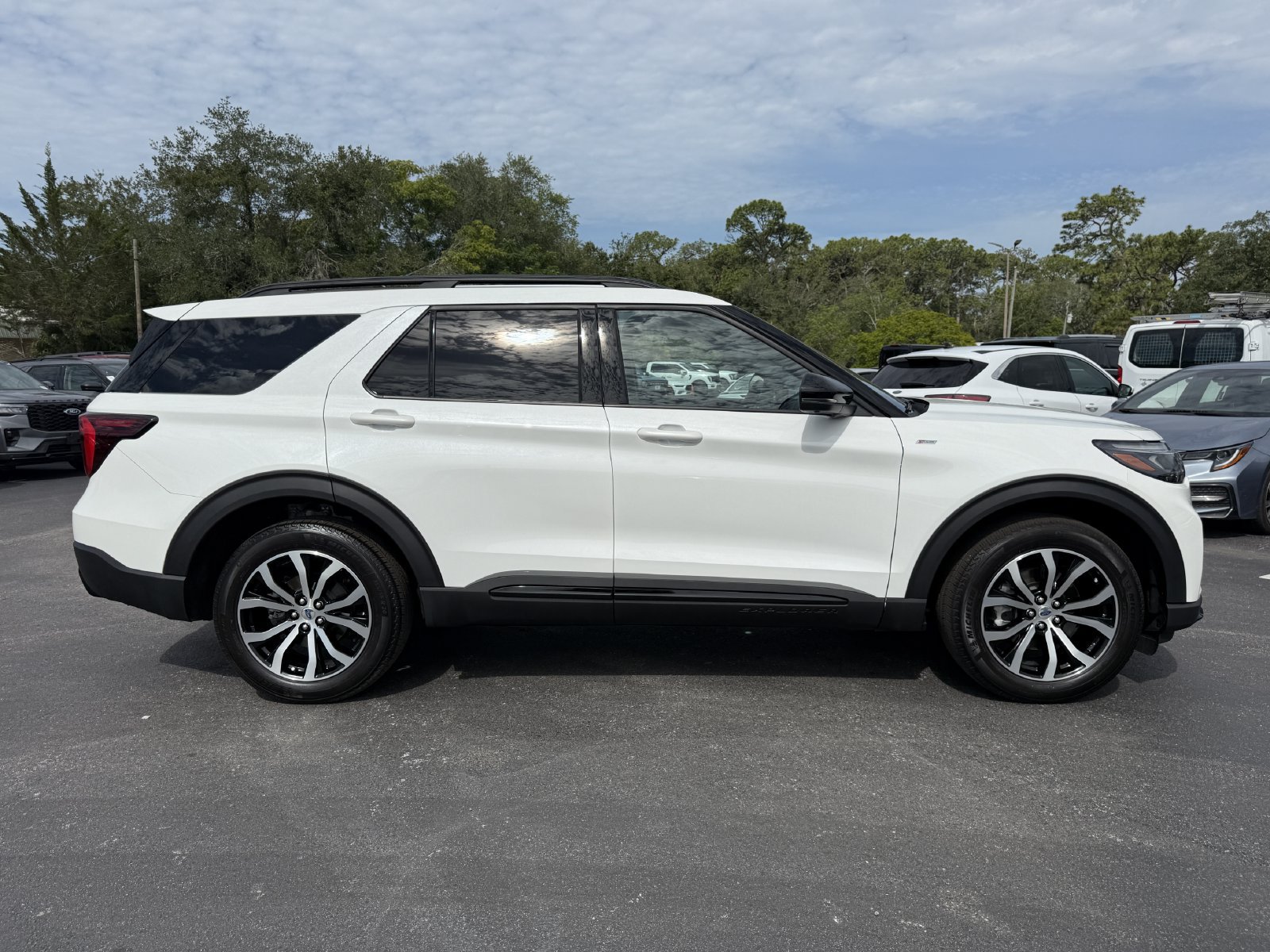 Certified 2025 Ford Explorer ST-Line AWD/4WD image 3